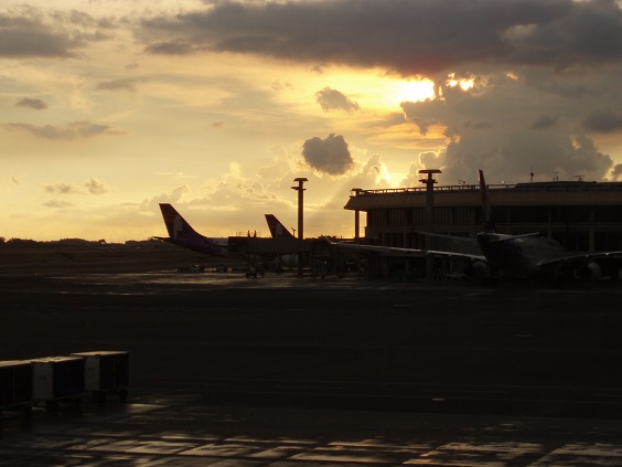 ホノルル空港に日が暮れる